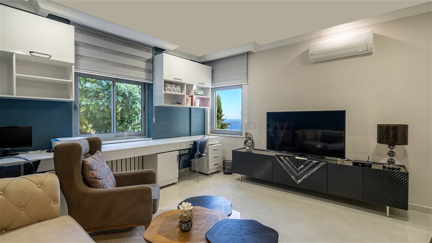 فيلا واسعة مطلة على البحر في وسط ألانيا