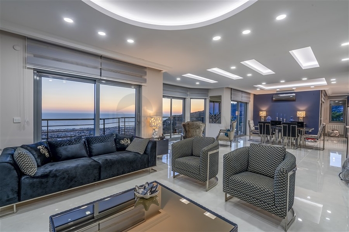 فيلا واسعة مطلة على البحر في وسط ألانيا