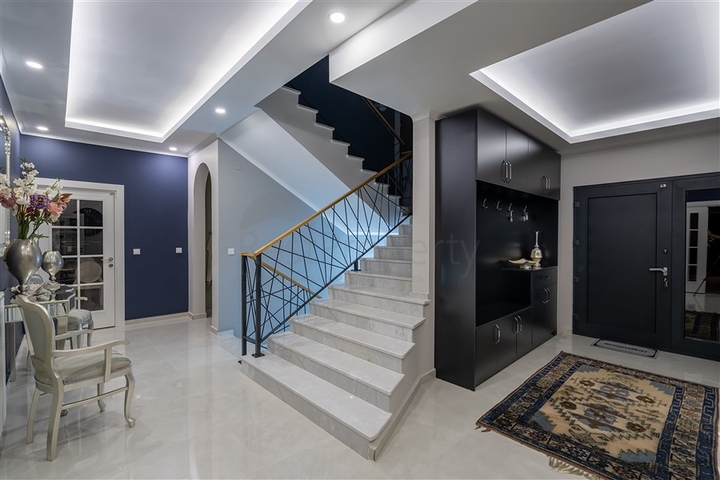 فيلا واسعة مطلة على البحر في وسط ألانيا