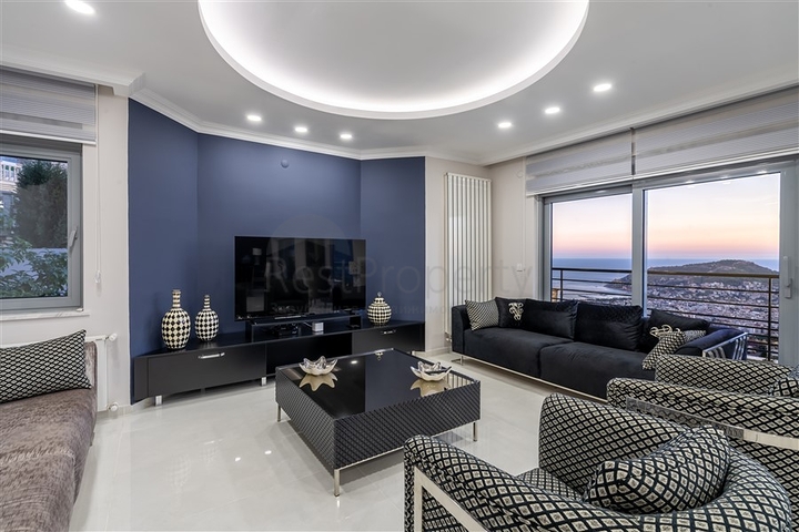 فيلا واسعة مطلة على البحر في وسط ألانيا