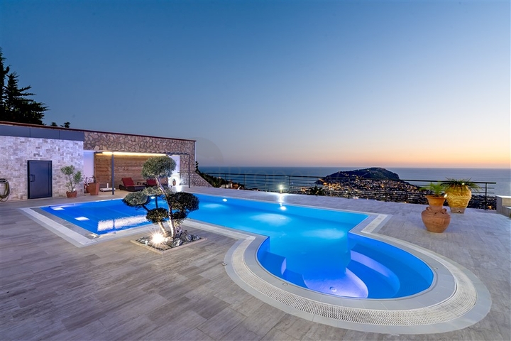 فيلا واسعة مطلة على البحر في وسط ألانيا