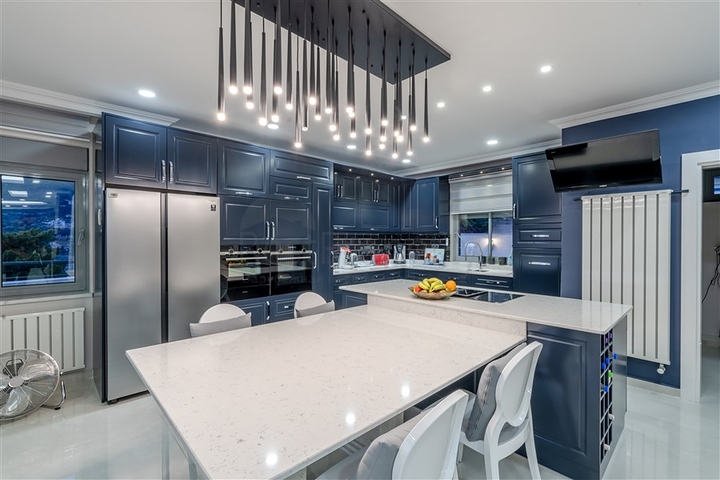 فيلا واسعة مطلة على البحر في وسط ألانيا