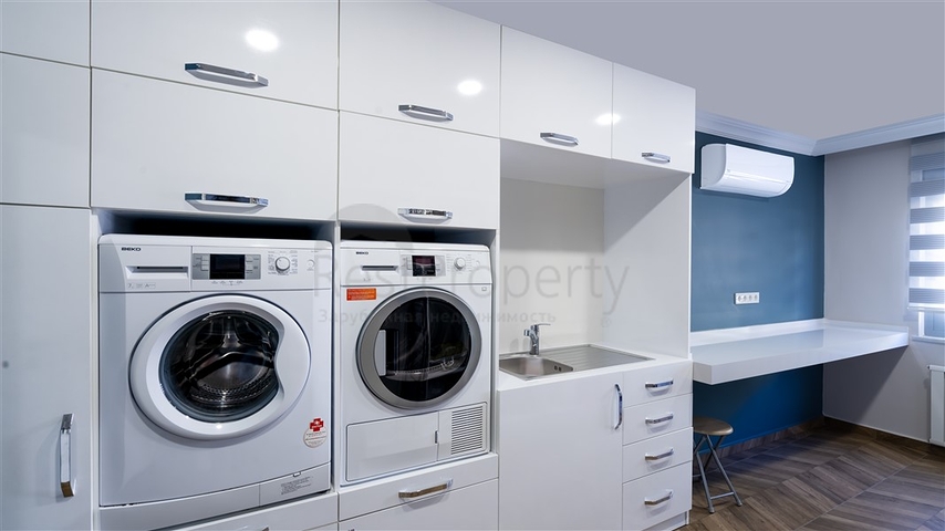 فيلا واسعة مطلة على البحر في وسط ألانيا