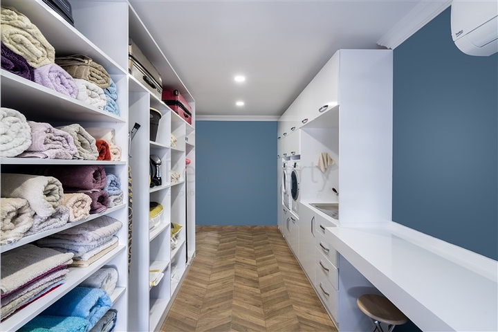 فيلا واسعة مطلة على البحر في وسط ألانيا