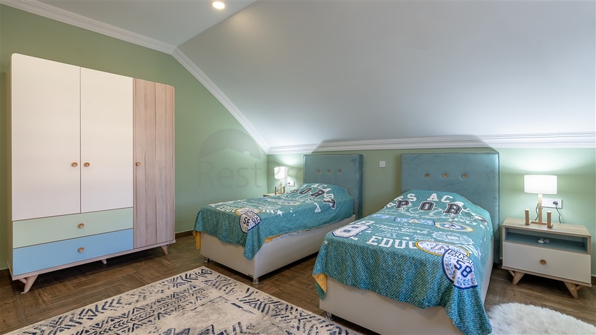 فيلا واسعة مطلة على البحر في وسط ألانيا