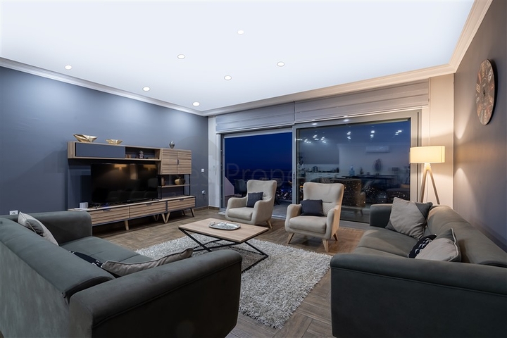 فيلا واسعة مطلة على البحر في وسط ألانيا