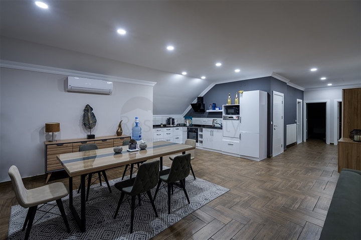 فيلا واسعة مطلة على البحر في وسط ألانيا