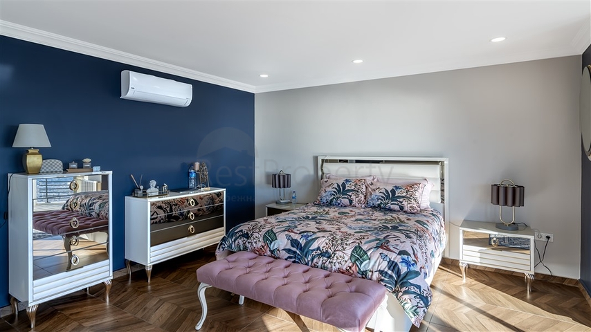 فيلا واسعة مطلة على البحر في وسط ألانيا