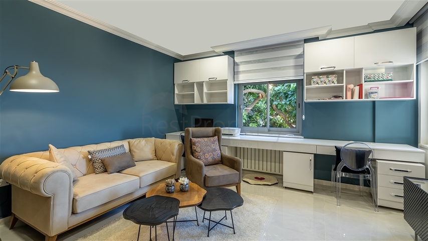 فيلا واسعة مطلة على البحر في وسط ألانيا