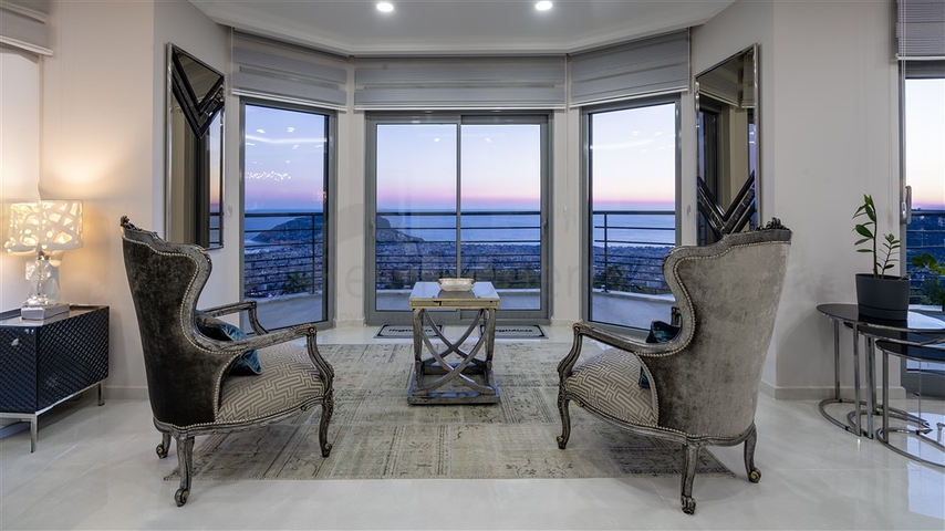 فيلا واسعة مطلة على البحر في وسط ألانيا