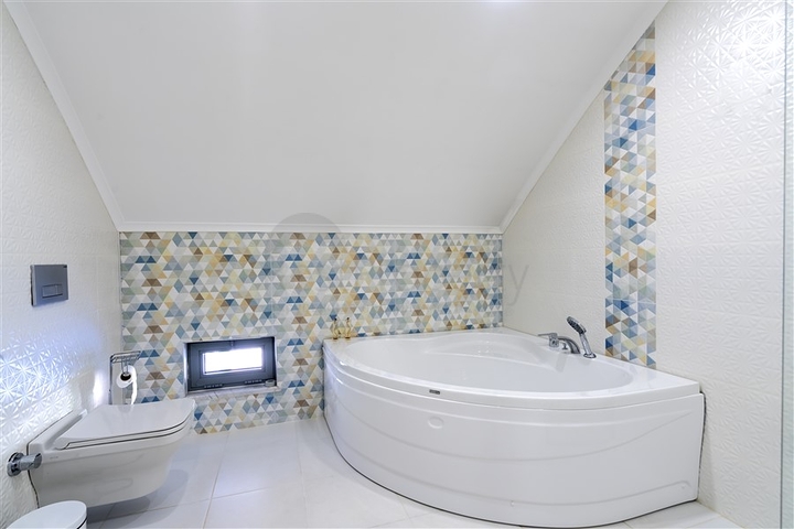 فيلا واسعة مطلة على البحر في وسط ألانيا