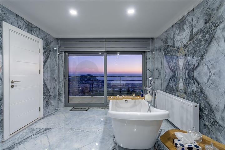 فيلا واسعة مطلة على البحر في وسط ألانيا