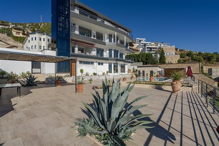 فيلا واسعة مطلة على البحر في وسط ألانيا