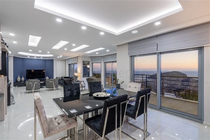 فيلا واسعة مطلة على البحر في وسط ألانيا