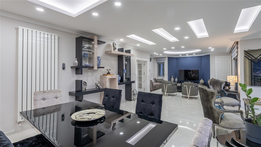 فيلا واسعة مطلة على البحر في وسط ألانيا