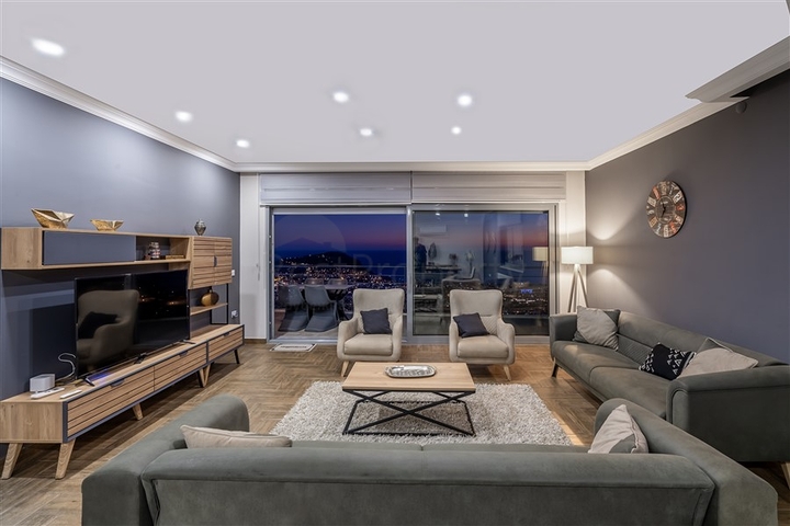 فيلا واسعة مطلة على البحر في وسط ألانيا