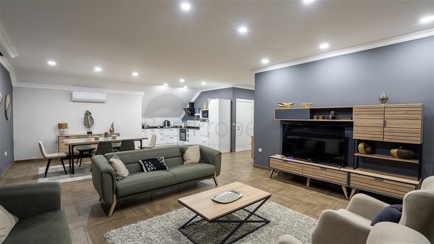 فيلا واسعة مطلة على البحر في وسط ألانيا