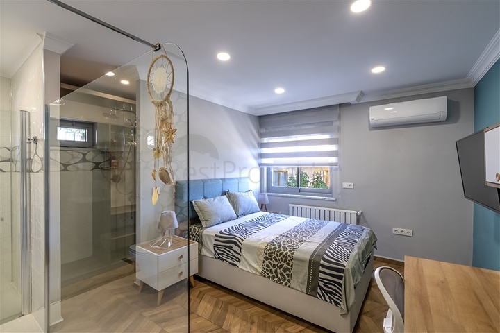 فيلا واسعة مطلة على البحر في وسط ألانيا