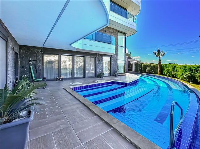 فيلا 6+1 مطلة على البحر في منطقة كارجيجاك 