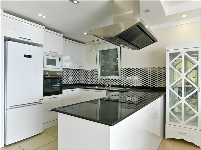 شقة فاخرة مطلة على البحر وبنية تحتية كاملة في قلب كوناكلي 