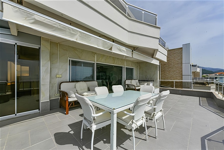 شقة فاخرة مطلة على البحر وبنية تحتية كاملة في قلب كوناكلي 