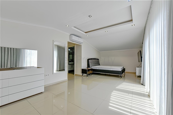 شقة فاخرة مطلة على البحر وبنية تحتية كاملة في قلب كوناكلي 