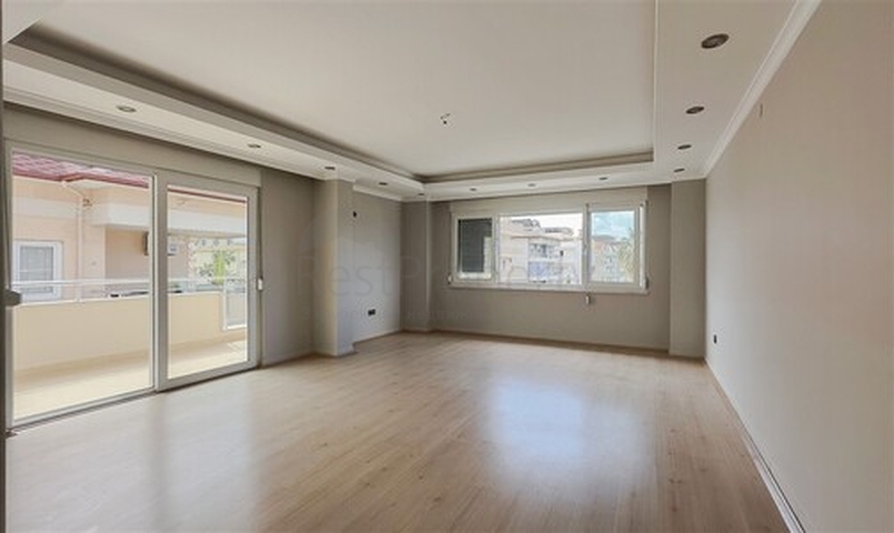 3 + 1 شقة 200 متر من البحر في وسط ألانيا