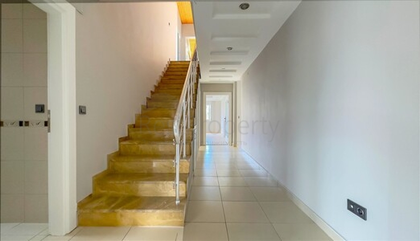 3 + 1 شقة 200 متر من البحر في وسط ألانيا