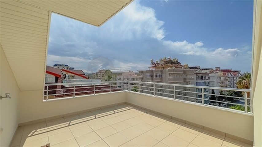 3 + 1 شقة 200 متر من البحر في وسط ألانيا