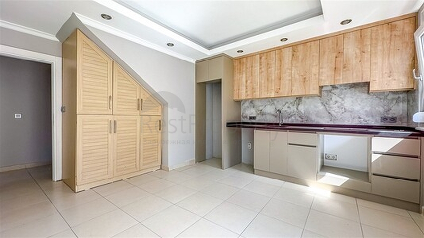 3 + 1 شقة 200 متر من البحر في وسط ألانيا