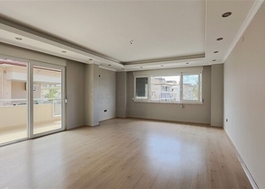 3 + 1 شقة 200 متر من البحر في وسط ألانيا