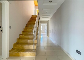 3 + 1 شقة 200 متر من البحر في وسط ألانيا