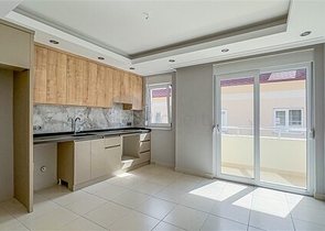 3 + 1 شقة 200 متر من البحر في وسط ألانيا