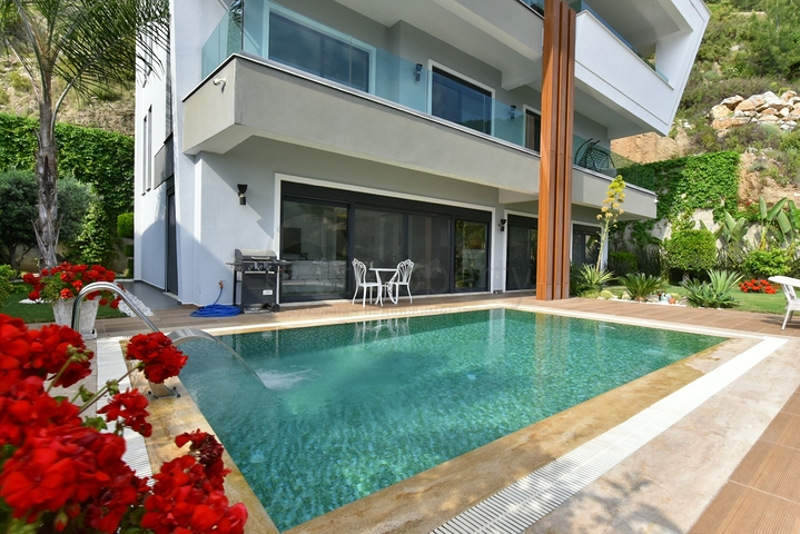 فيلا 4+1 في وسط ألانيا 