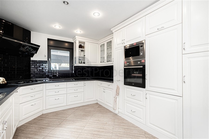 فيلا مع إطلالة بانورامية على البحر الأبيض المتوسط هي مساحة مثالية للعيش والاسترخاء