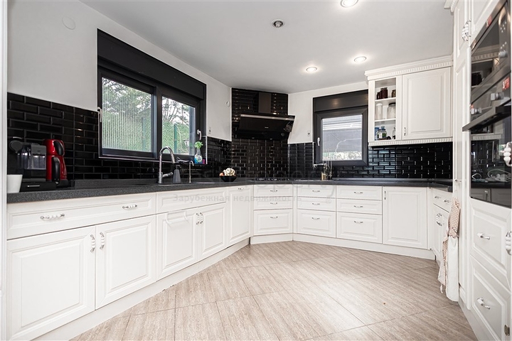 فيلا مع إطلالة بانورامية على البحر الأبيض المتوسط هي مساحة مثالية للعيش والاسترخاء