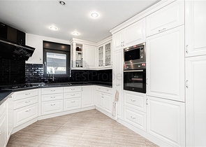 فيلا مع إطلالة بانورامية على البحر الأبيض المتوسط هي مساحة مثالية للعيش والاسترخاء