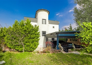 فيلا مع إطلالة بانورامية على البحر الأبيض المتوسط هي مساحة مثالية للعيش والاسترخاء