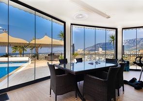 فيلا مع إطلالة بانورامية على البحر الأبيض المتوسط هي مساحة مثالية للعيش والاسترخاء