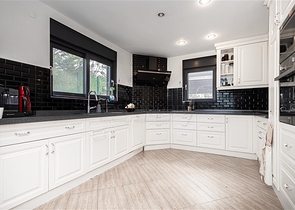 فيلا مع إطلالة بانورامية على البحر الأبيض المتوسط هي مساحة مثالية للعيش والاسترخاء