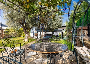 فيلا مع إطلالة بانورامية على البحر الأبيض المتوسط هي مساحة مثالية للعيش والاسترخاء