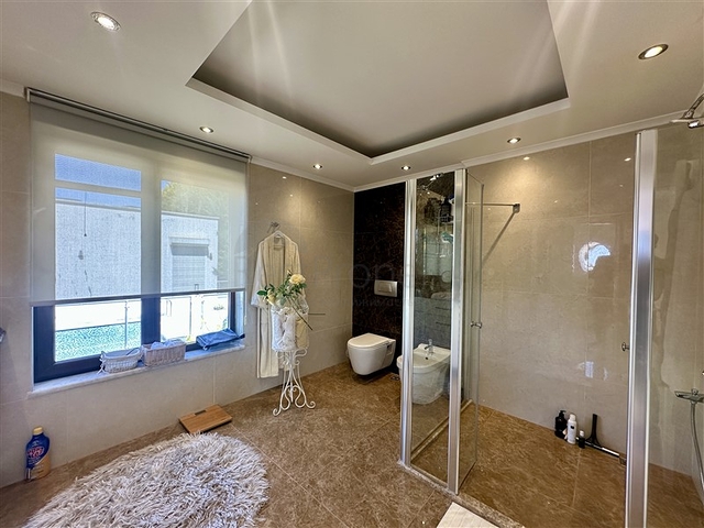 فيلا مريحة مطلة على البحر وحديقة في واحدة من أكثر المناطق الخلابة في ألانيا