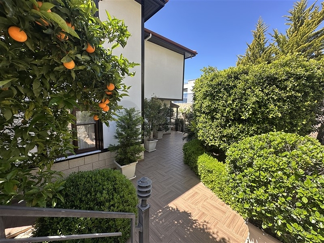 فيلا مريحة مطلة على البحر وحديقة في واحدة من أكثر المناطق الخلابة في ألانيا