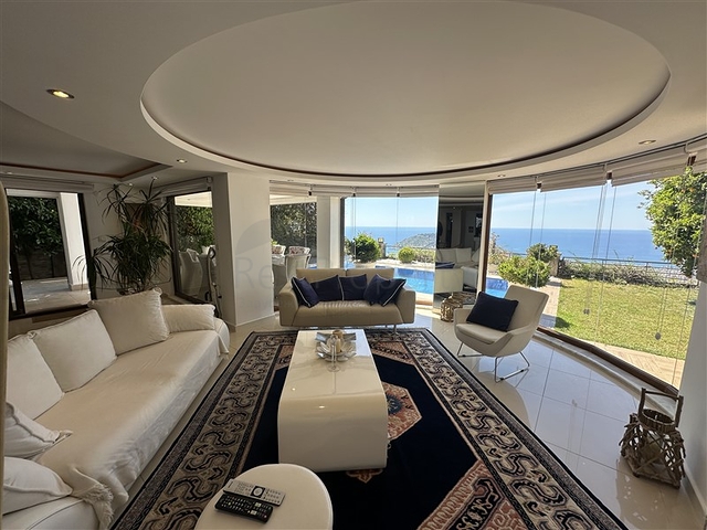 فيلا مريحة مطلة على البحر وحديقة في واحدة من أكثر المناطق الخلابة في ألانيا