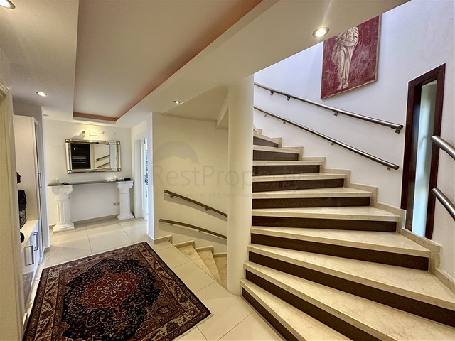 فيلا مريحة مطلة على البحر وحديقة في واحدة من أكثر المناطق الخلابة في ألانيا