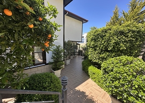 فيلا مريحة مطلة على البحر وحديقة في واحدة من أكثر المناطق الخلابة في ألانيا