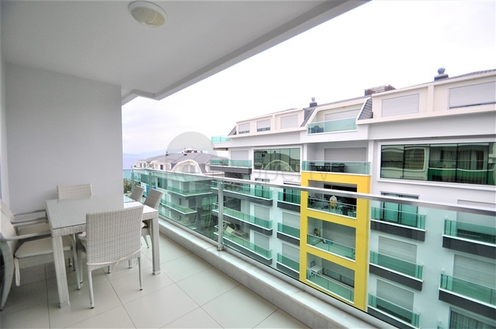 شقة 2+1 في مجمع على بعد 50 متر من الشاطئ في منطقة كارجيجاك