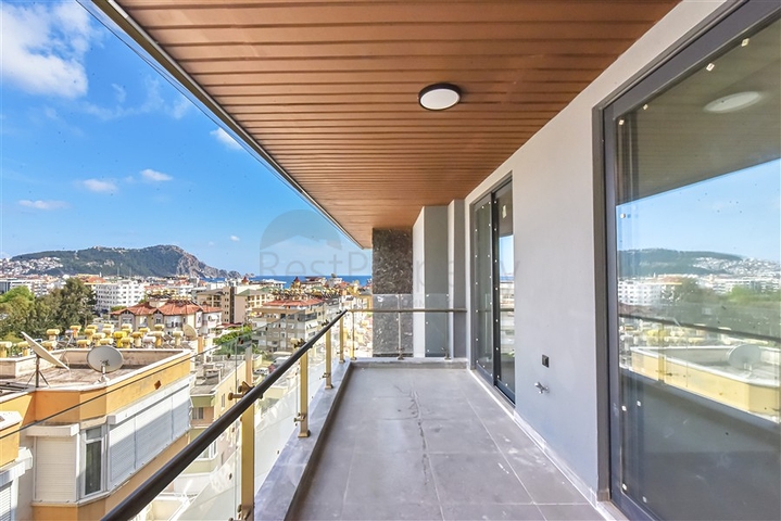 بنتهاوس مطل على البحر في قلب ألانيا 