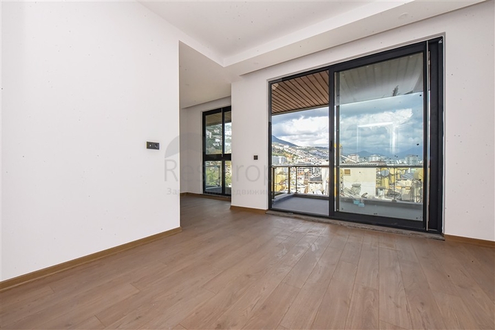 بنتهاوس مطل على البحر في قلب ألانيا 