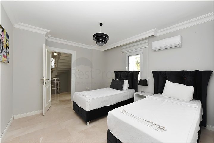 فيلا فاخرة مع مناظر بانورامية وبنية تحتية كاملة في قلب الطبيعة